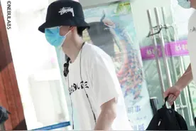 王一博云南→ 长沙饭拍，王一博说瘦的人穿衣服要宽松点图片