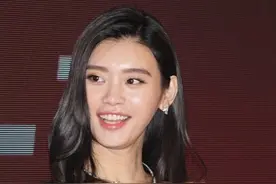 奚梦瑶真是大胆，衣服穿一半就出门，让人都不好意思盯着她看图片