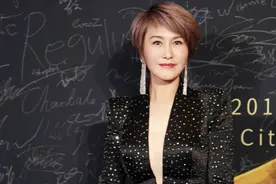 王茜越老越敢穿，深V领连衣裙还要开高叉，配短发气质实在惊艳图片