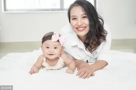 43岁宝妈10年不孕喜得子，见到儿子却后悔，网友：早知道就别生图片
