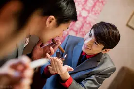 饭局上领导递两根烟接哪根？员工不懂“五不”礼数，当心被看不起图片