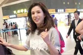 李若彤路人镜头下太显嫩，穿灰色T恤配牛仔裤，说30岁一点不过分图片