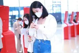吴优现身机场，摘下口罩露出高颜值，紧身裤秀出好身材图片