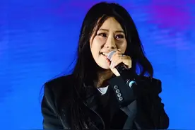 袁娅维出席商业唱演，劲舞热情入戏太深，亮片短裙搭配西装有魅力图片