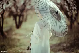 你说旧梦已碎 解不开过往心结，凤尾蝶 落在你眉睫 拭去一滴泪图片