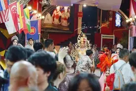 泰国人妖明明不会怀孕，为什么接待游客之前，却要偷偷吃避孕药？图片
