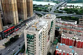 牛，洛阳15层写字楼拆迁，4台挖掘机爬上60米高楼作业图片