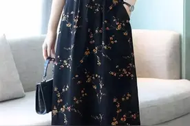 回家同学聚会，别穿太平凡，一身“碎花”春裙，衬得清新脱俗图片