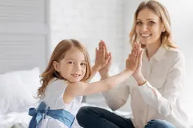 孩子从幼儿园毕业，情绪需要安抚，父母要做好陪伴和共情图片