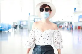 韩庚老婆卢靖姗现身机场，碎花抹胸上衣带性感，一袭穿搭清凉一夏图片