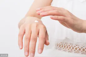 测血糖前别涂护手霜：油脂影响试纸吸收，维C导致数值失真图片