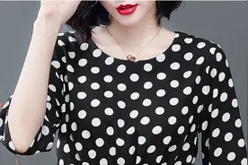 52岁婆婆，贼会打扮，出游穿这“冷风衫”，吸睛减龄，美的不得了图片