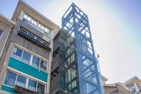 大连首例！居民楼外挂电梯图片