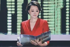 董卿为显高真拼，穿红色连衣裙开叉到大腿，腰下全是大长腿图片