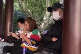 谢霆锋游西湖变老大爷？摇头晃脑听路人唱歌，独身一人未见王菲图片