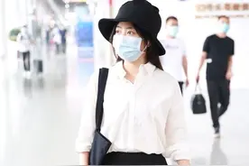 自从经典是黑白 谭松韵轻松休闲look，没有大牌傍身也能很时髦图片