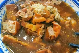 太原藏在小巷中的卤煮店，肥肠脆嫩火烧入味，20一碗味道独特图片