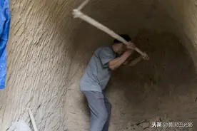 当代愚公！山东大汉35年用坏30多把铁镐挖山洞，挖900平窑洞养鸡图片