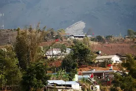 中缅边境遍插五星红旗：你抱怨的今天，正是缅甸人梦想的明天图片