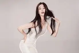 张馨予真敢穿，凹凸身材“硬塞”进液体裙，长发还是挺好看的图片