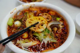 《中餐厅》第四季，最火的是麻辣烫？网友：杨国福，张亮都说好吃图片