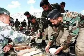 中国和巴基斯坦边境：让你们守边境，你们却在这儿聚餐图片