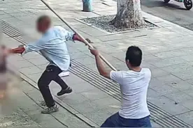男子当街拿长棍将“陌生人”打倒在地，却被网友称赞：打得好图片