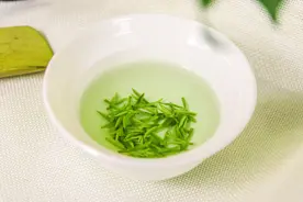 绿茶与红茶，哪个适合有高血压的人喝？每天喝多少合适？图片
