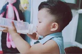 敲黑板！宝宝1岁后妈妈务必尽早帮他戒掉奶瓶，5个危害不容忽视图片