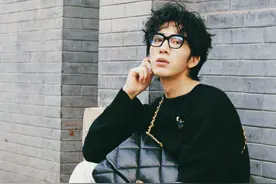 小卷毛井柏然独坐胡同口，黑衣白裤帆布鞋，时髦洋气图片