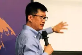 50岁教授赚8000万，一年之后：一边挨骂，一边被追捧图片