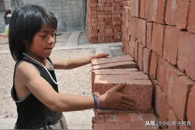 孩子厌学，妈妈让其捡垃圾，网友态度两极化：没用VS效果杠杠的图片