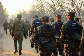 军事丨解放军大量配发新迷彩啦！堪称是我军伪装最佳的一款图片