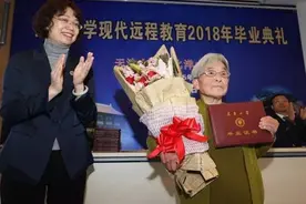 81岁“学霸奶奶”圆梦大学，曾被多次劝退，如今掌握5国语言，拿985毕业证！图片