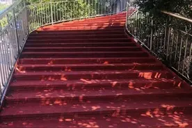 建设路两座人行天桥铺装防滑颗粒 火车站附近下月完工图片
