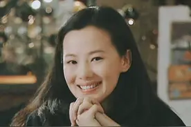 从企业职员半路出家做演员，咏梅人如其名，49岁时一举拿下银熊奖和金鸡奖双料影后，正可谓“一任群芳妒”图片