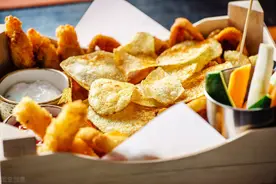 同事在办公室发零食，唯独不给你吃，这么做不憋屈又体面图片