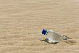 车子后备箱里没打开过的矿泉水，经过高温暴晒还能喝吗？图片