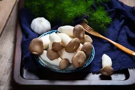 杏鲍菇新吃法，小孩子超爱吃《杏鲍菇火爆鸡丁》，营养美味简单图片