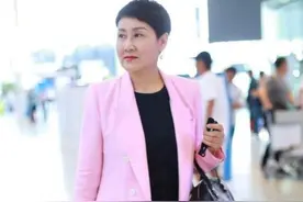 张凯丽现身机场太时髦，印花短袖搭配牛仔短裙，打扮得像妙龄少女图片