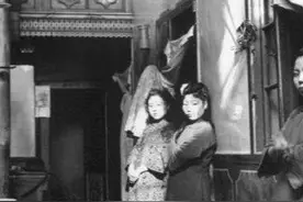 慰安妇照片：躺在草席上的女人，表情呆滞，日军围观被施暴的女性图片
