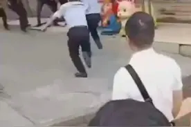 女学生被劫持冷静等待救援，机智逃脱，女人：突发情况要这样自保图片