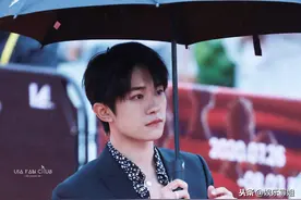 偶像剧真实存在了！易烊千玺撑伞走红毯又甜又帅又奶图片