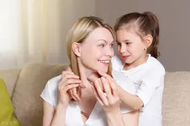 孩子要抱着妈妈的手才睡觉，怎样让他独立睡？图片