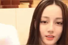 迪丽热巴生日直播做扎染，戴着发箍十分可爱，网友呼颜值太可了图片