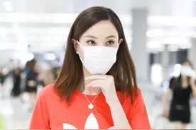 街拍：郑希怡穿红T恤配运动裤搭小白鞋，尽显休闲随性图片