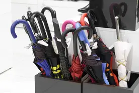 大学生创业摆地摊，利用“一把雨伞”，收款60万，怎么做到的？图片