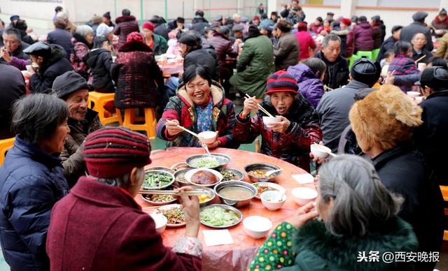 四姨穿裙子在我旁边睡觉,裙子还向上掀着,（世说家里要过大事让去咥席哩）