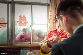 农村生活的现状，“三座大山”压的农民直不起腰，什么时候是个头图片