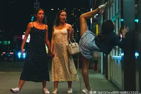 一个在城市街角下的现代芭蕾舞女孩图片